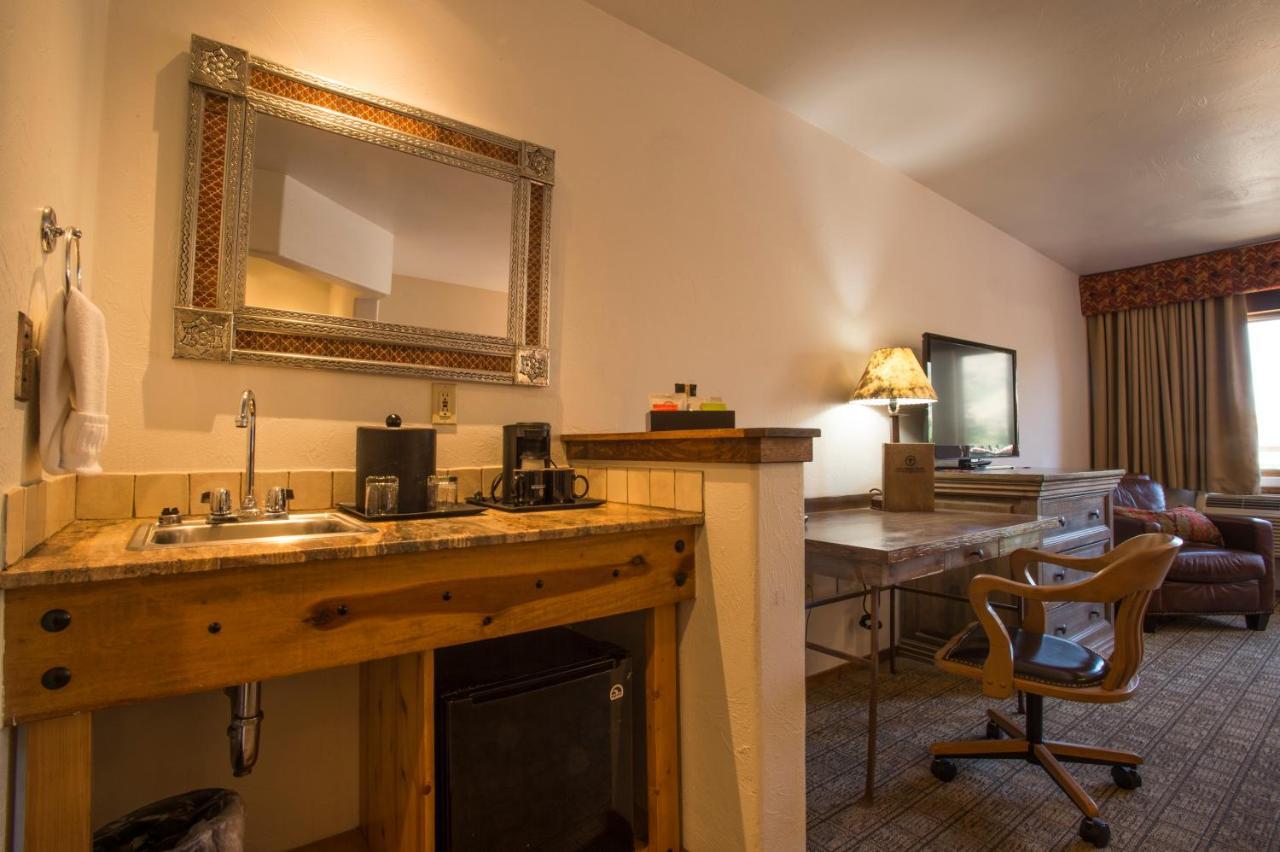 Table Mountain Inn Golden Extérieur photo